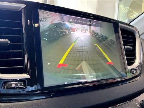 Used 2023 Chrysler Pacifica Touring-L FWD image 12