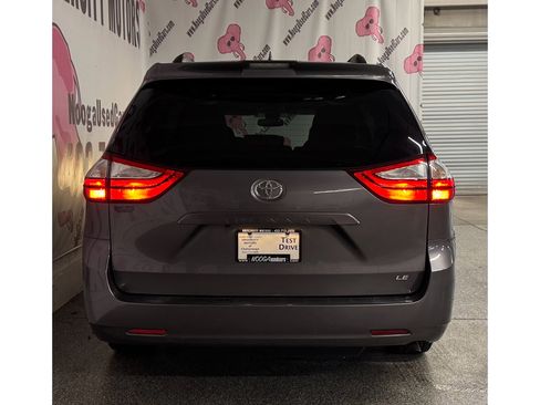Used 2018 Toyota Sienna LE w/ Carpet Mat Package FWD image 11