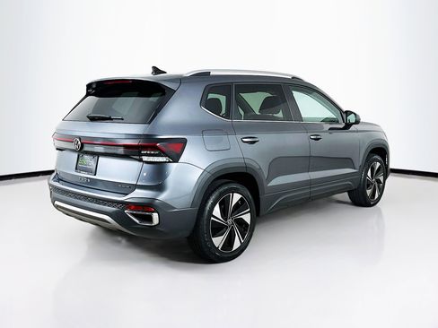 Used 2025 Volkswagen Taos SE AWD/4WD image 9