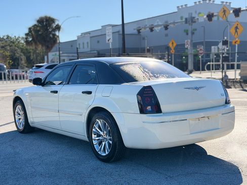 Used 2005 Chrysler 300 Touring image 3
