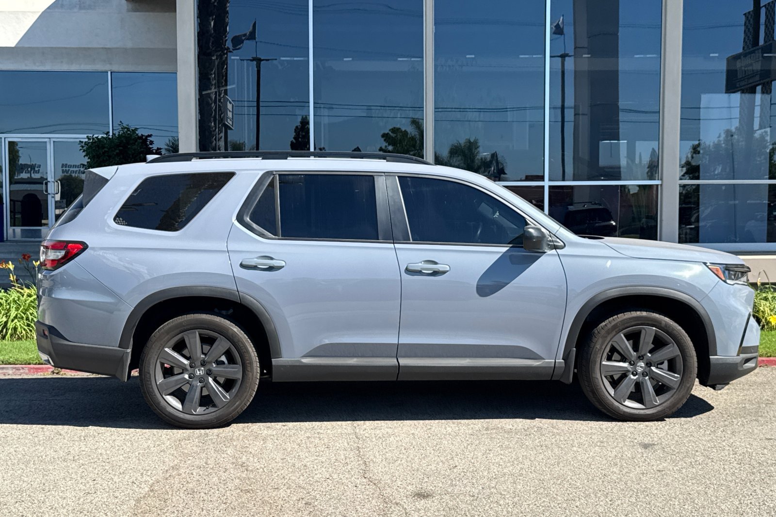 Used 2025 Honda Pilot Sport image 4