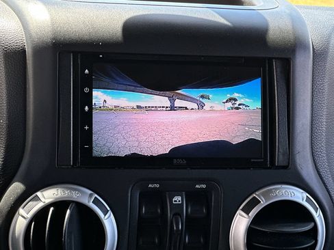 Used 2018 Jeep Wrangler Unlimited Sahara AWD/4WD image 17