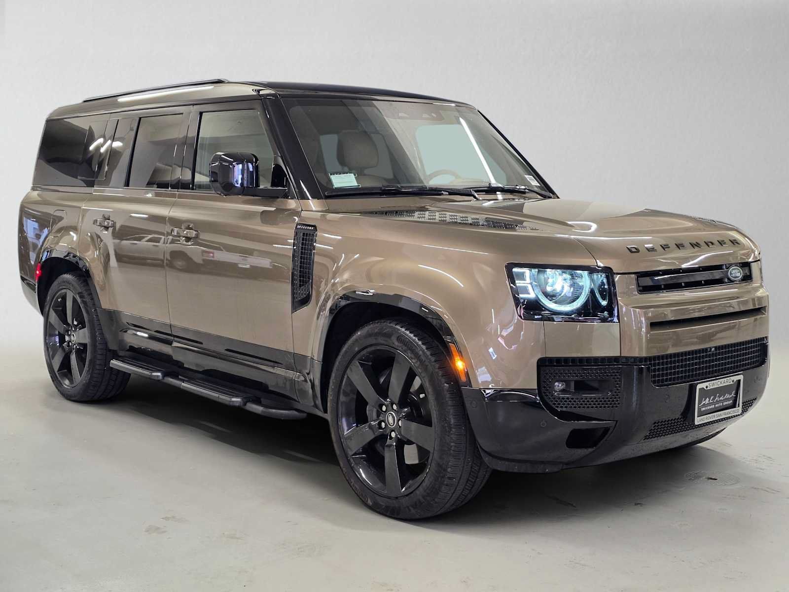 Used 2025 Land Rover Defender 130 X-Dynamic SE AWD/4WD image 7