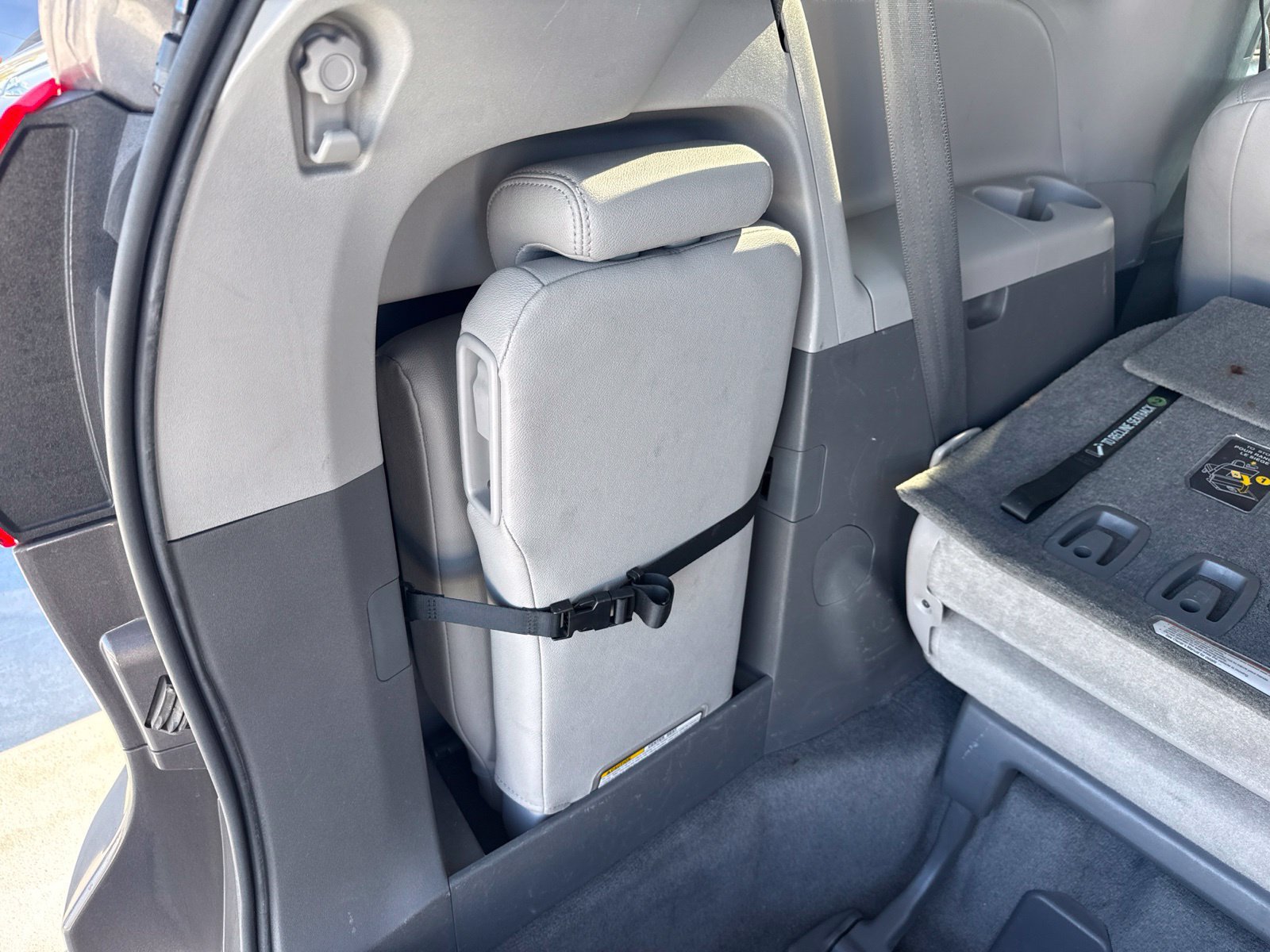 Used 2015 Toyota Sienna XLE w/ XLE Navigation Package FWD image 7