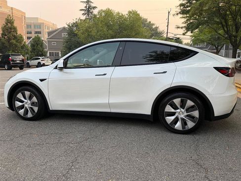 Used 2024 Tesla Model Y Long Range AWD/4WD image 13