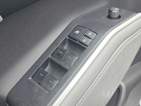 Used 2022 Toyota Highlander XLE AWD/4WD image 25