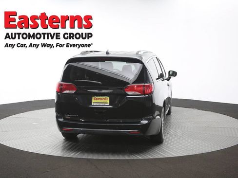 Used 2019 Chrysler Pacifica Touring-L FWD image 37