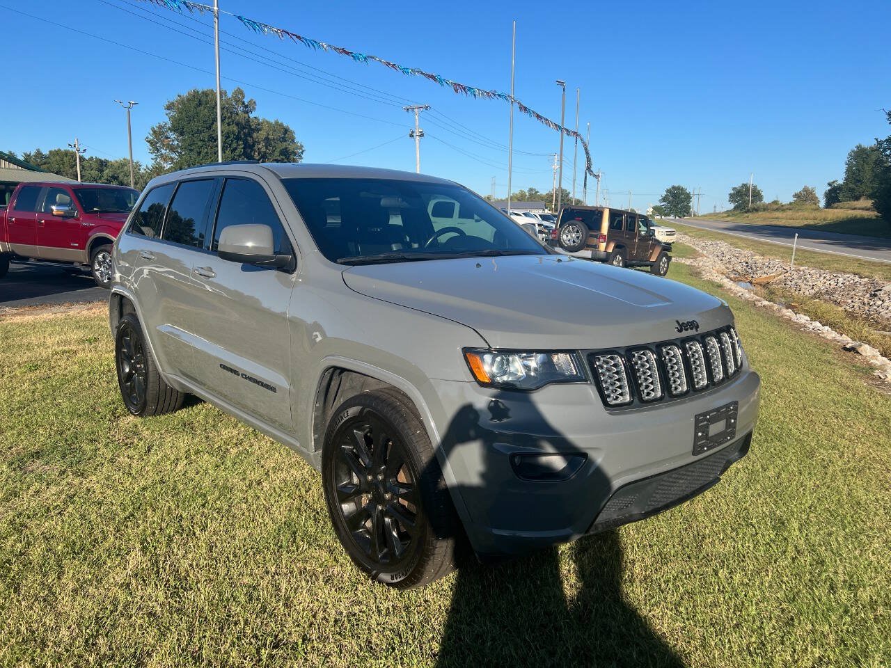 Used 2021 Jeep Grand Cherokee Laredo X RWD image 3