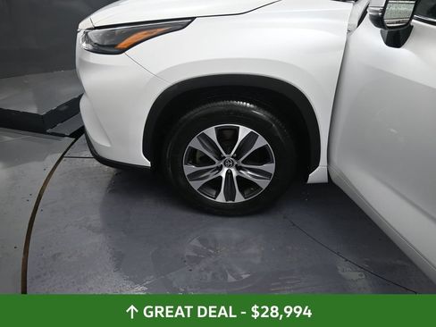 Used 2023 Toyota Highlander XLE image 15