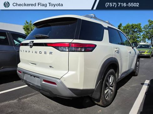 Used 2024 Nissan Pathfinder SL FWD image 6