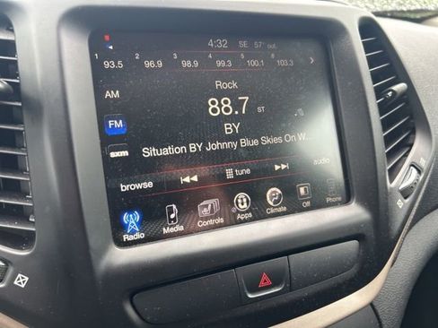 Used 2015 Jeep Cherokee Latitude w/ Cold Weather Group AWD/4WD image 20