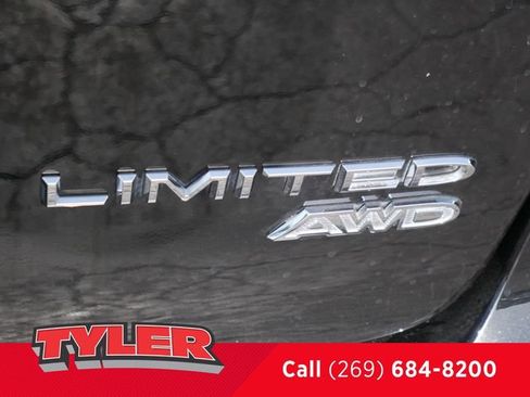 Used 2022 Chrysler Pacifica Limited AWD/4WD image 14