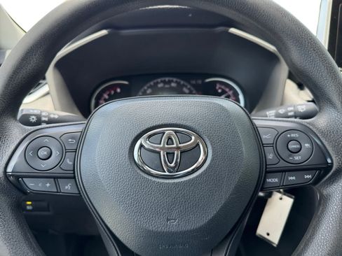 Used 2024 Toyota RAV4 LE AWD/4WD image 16
