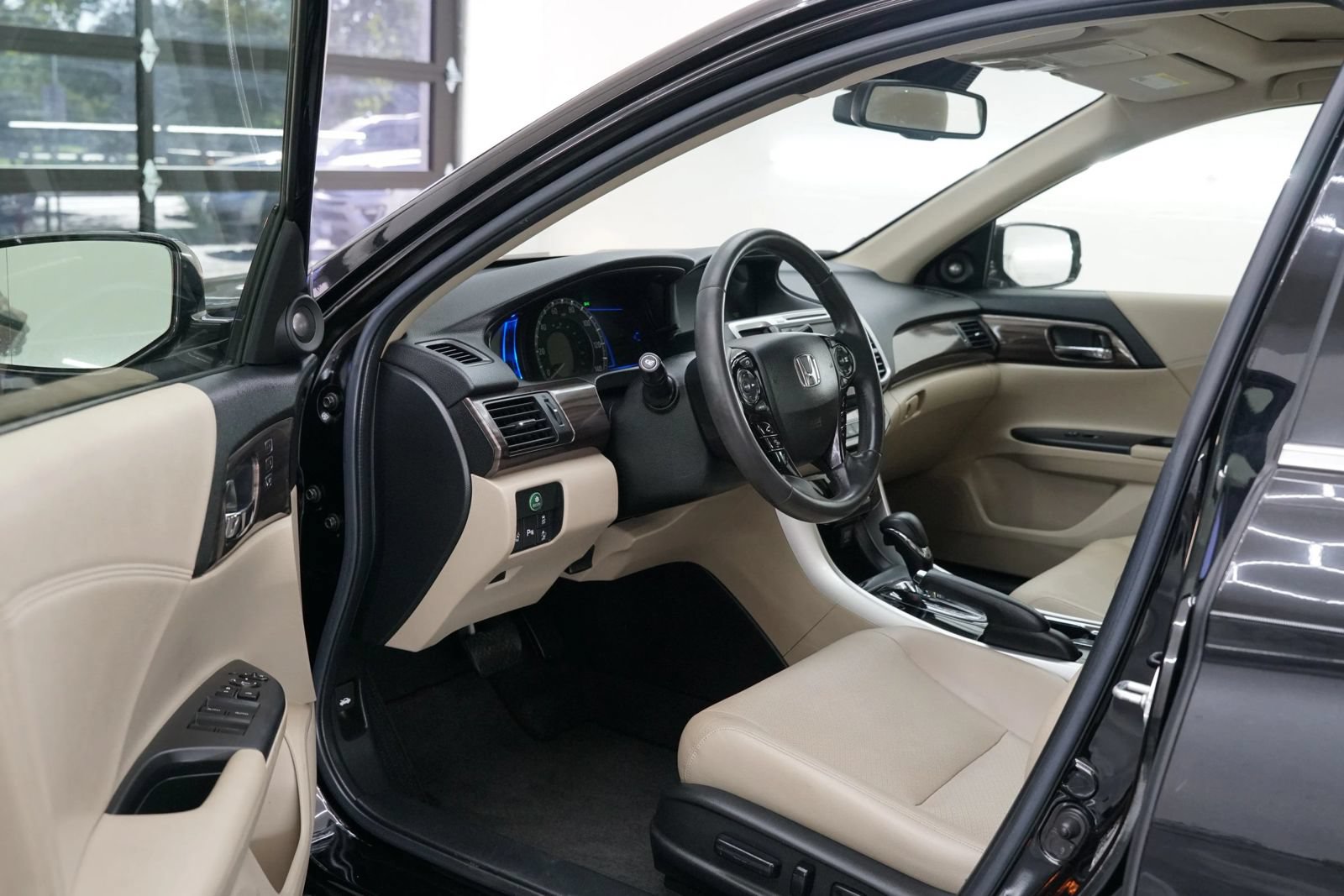 Used 2017 Honda Accord Touring image 5