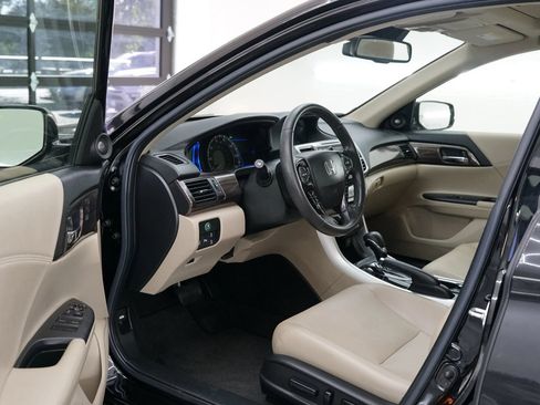 Used 2017 Honda Accord Touring image 5
