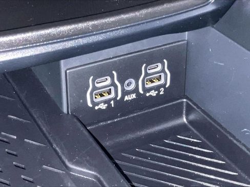 Used 2025 Chrysler Pacifica Limited FWD image 34
