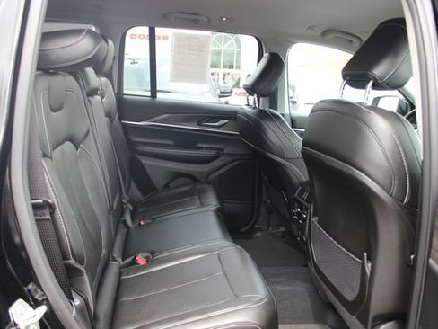 Used 2023 Jeep Grand Cherokee Limited AWD/4WD image 33