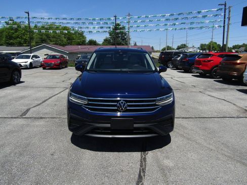 Used 2023 Volkswagen Tiguan SE AWD/4WD image 2