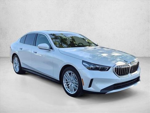 Used 2024 BMW 530i xDrive w/ Convenience Package AWD/4WD image 3