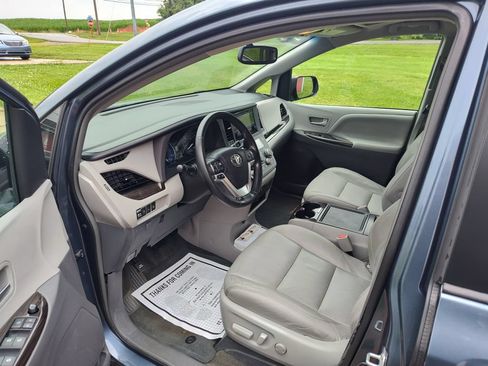 Used 2015 Toyota Sienna XLE w/ XLE Navigation Package FWD image 5