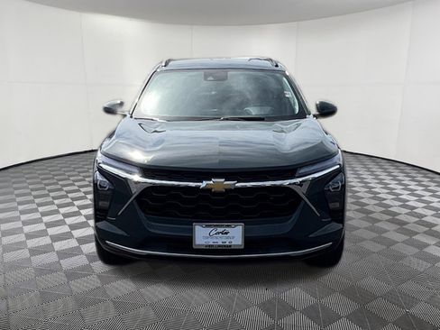 Used 2025 Chevrolet Trax LT FWD image 2