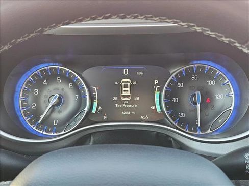 Used 2023 Chrysler Pacifica Touring-L FWD image 13