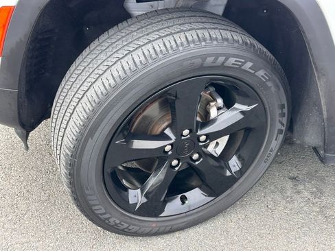 Used 2023 Jeep Grand Cherokee Altitude image 3