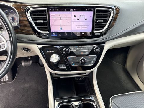 Used 2022 Chrysler Pacifica Limited image 35