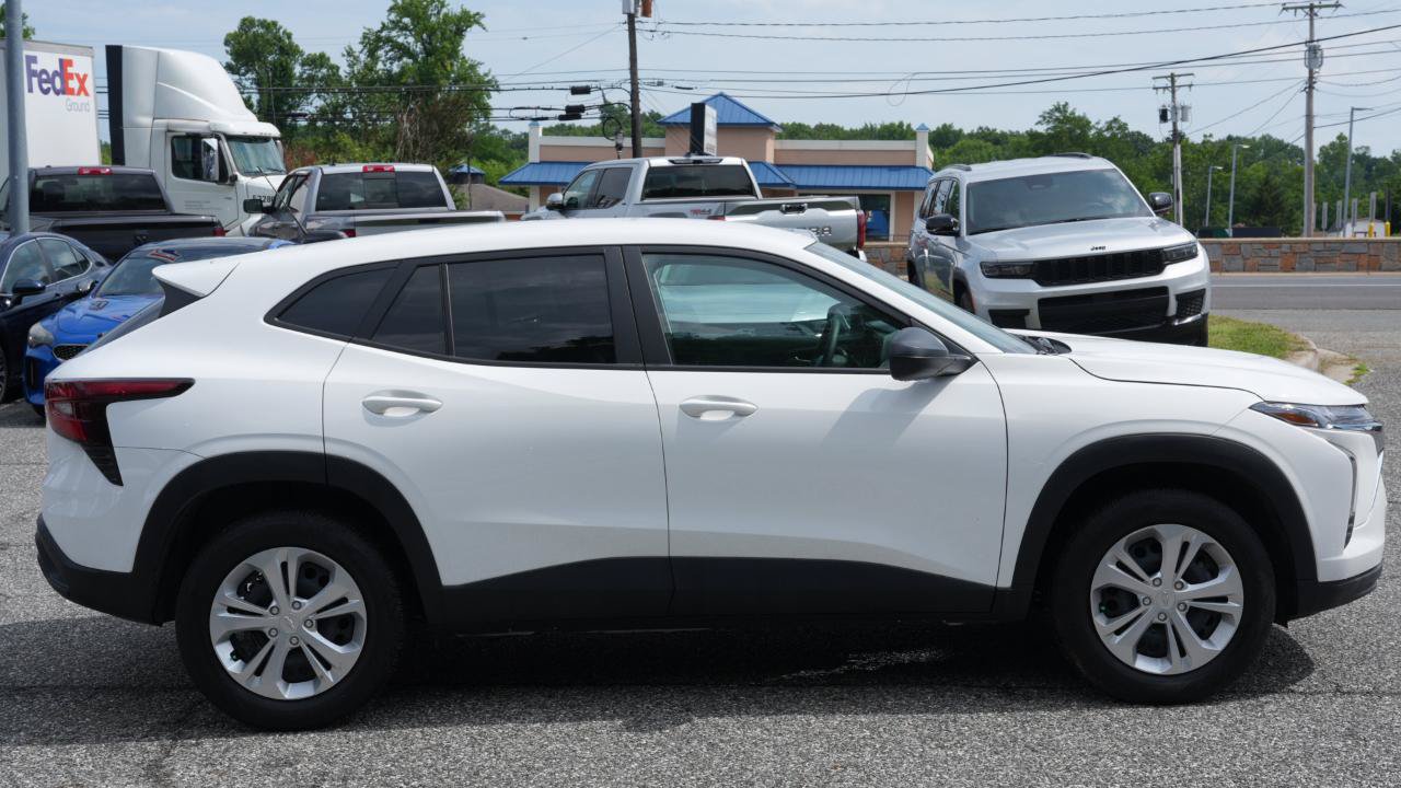 Used 2025 Chevrolet Trax LS w/ Driver Confidence Package FWD image 4