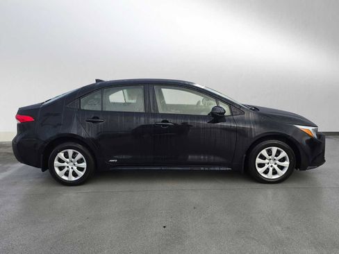 Used 2025 Toyota Corolla LE image 2