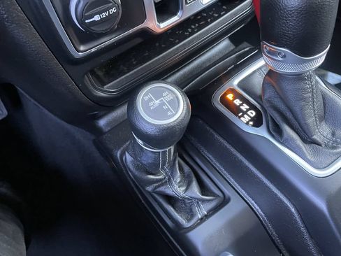 Used 2024 Jeep Wrangler Unlimited AWD/4WD image 29