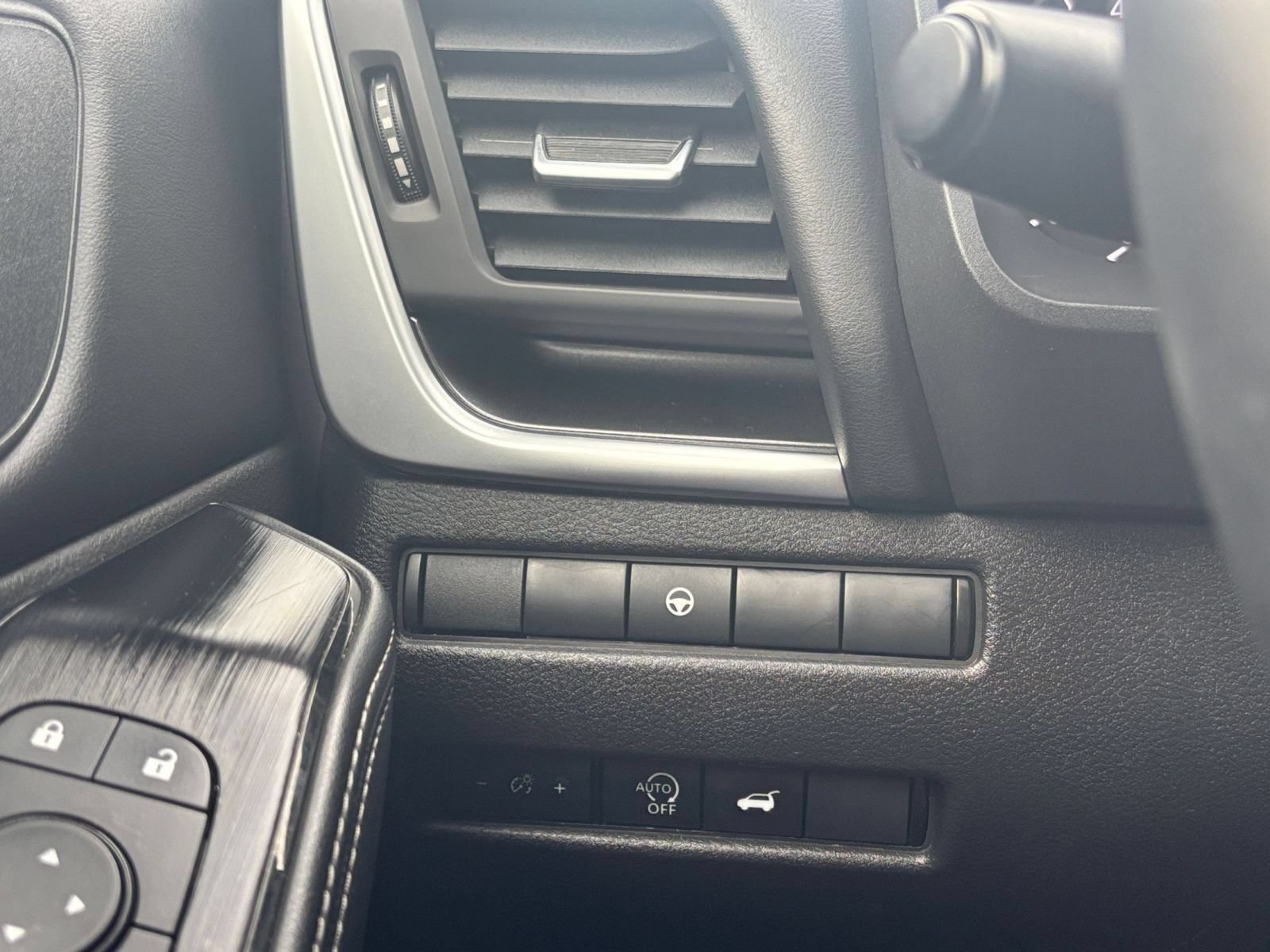 Used 2025 Nissan Rogue SV AWD/4WD image 33