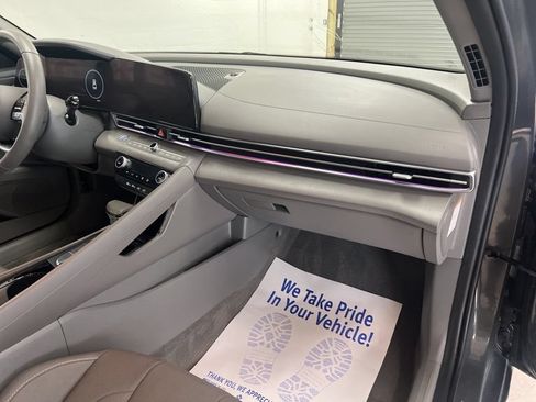 Used 2025 Hyundai Elantra SEL FWD image 13