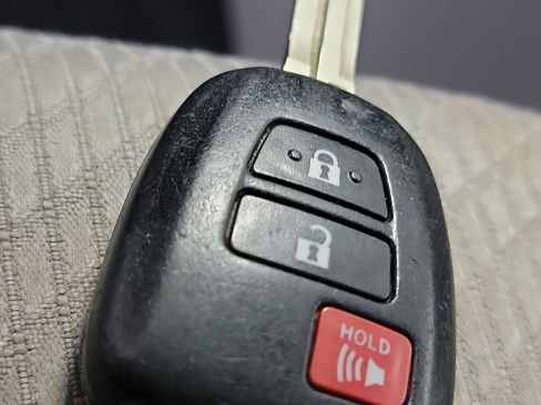 Used 2017 Toyota Highlander LE FWD image 31