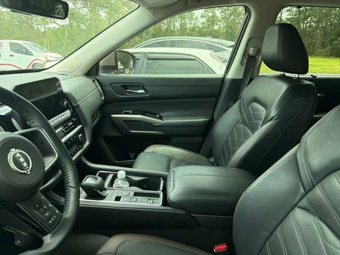 Used 2024 Nissan Pathfinder Platinum FWD image 10