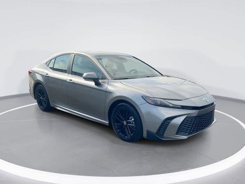 Used 2025 Toyota Camry SE w/ Convenience Package image 1