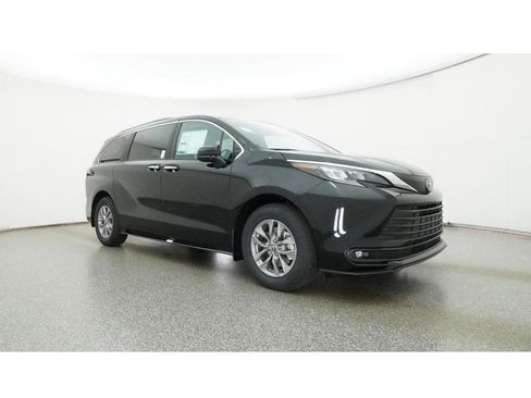 New 2026 Toyota Sienna XLE image 29