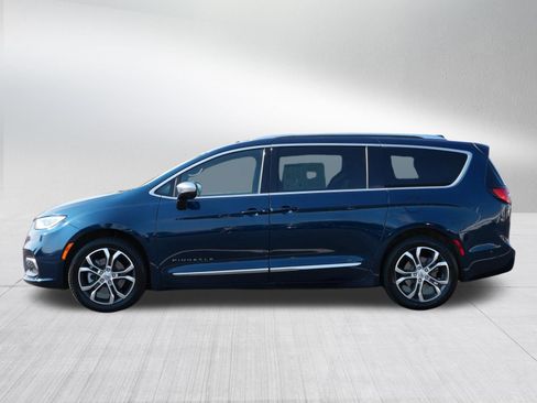 Used 2025 Chrysler Pacifica Pinnacle w/ Trailer Tow Group AWD/4WD image 4