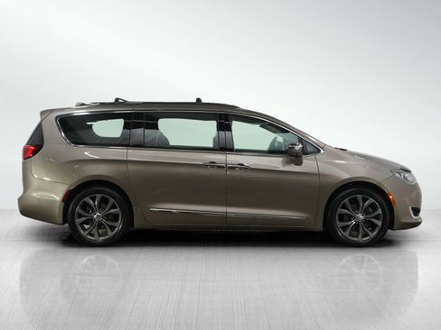 Used 2017 Chrysler Pacifica Limited image 6
