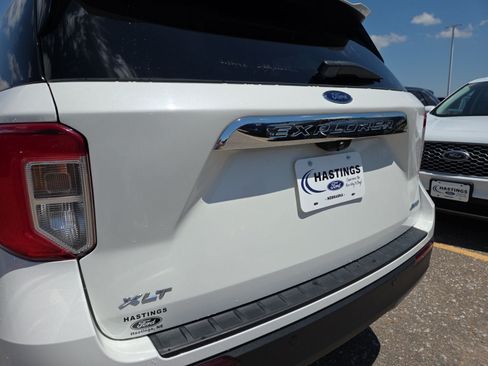 Certified 2022 Ford Explorer XLT w/ Equipment Group 202A AWD/4WD image 6