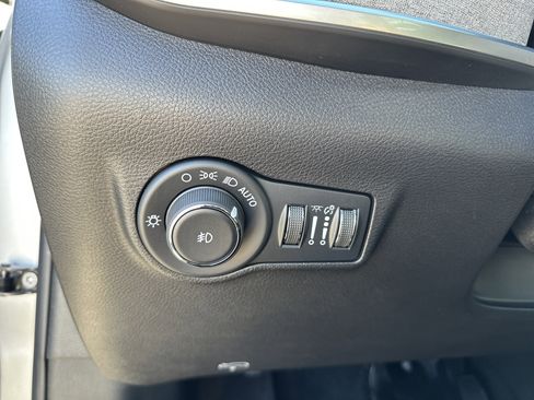 Used 2025 Jeep Compass Latitude image 30