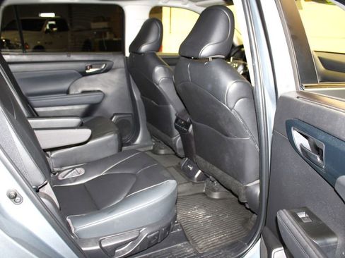 Used 2023 Toyota Highlander XLE AWD/4WD image 31