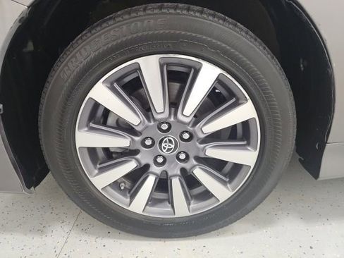 Used 2018 Toyota Sienna XLE image 9