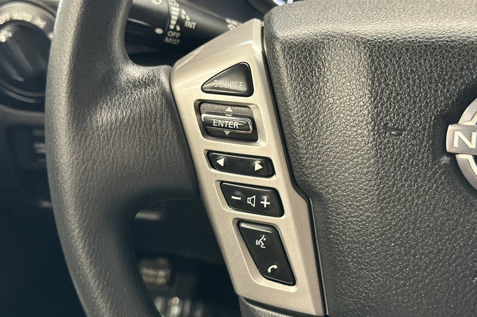 Used 2023 Nissan Titan SV AWD/4WD image 25