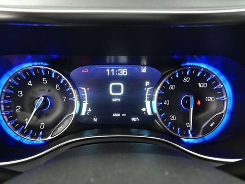 Used 2026 Chrysler Pacifica Limited FWD image 7