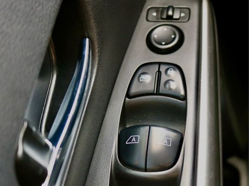 Used 2019 Nissan Kicks SV image 18