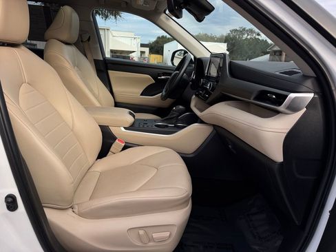 Used 2023 Toyota Highlander XLE image 31