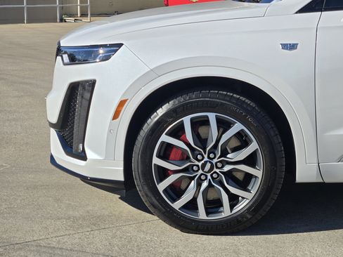 Used 2024 Cadillac XT6 Sport w/ Platinum Package image 15