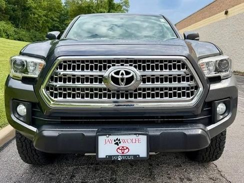 Used 2017 Toyota Tacoma TRD Off-Road w/ Tow Package (A/T) AWD/4WD image 4