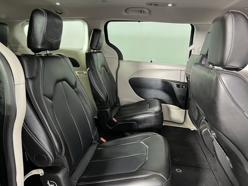 Used 2024 Chrysler Pacifica Touring-L image 31